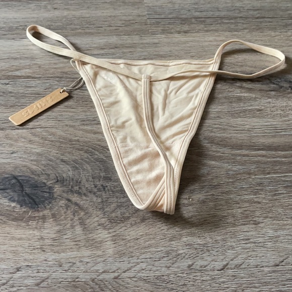 Skims Silky Thong in Sand Size XL - Picture 8 of 10